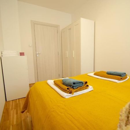 White Fields-Central 2-Bdrm Apartment With Parking โนวีซาด ภายนอก รูปภาพ