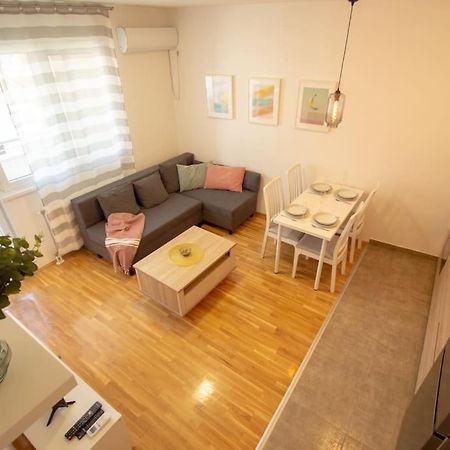White Fields-Central 2-Bdrm Apartment With Parking โนวีซาด ภายนอก รูปภาพ