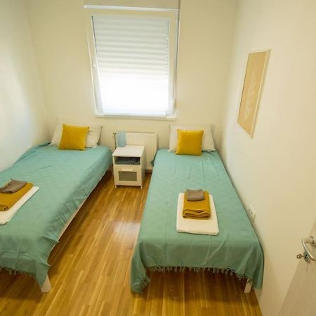 White Fields-Central 2-Bdrm Apartment With Parking โนวีซาด ภายนอก รูปภาพ