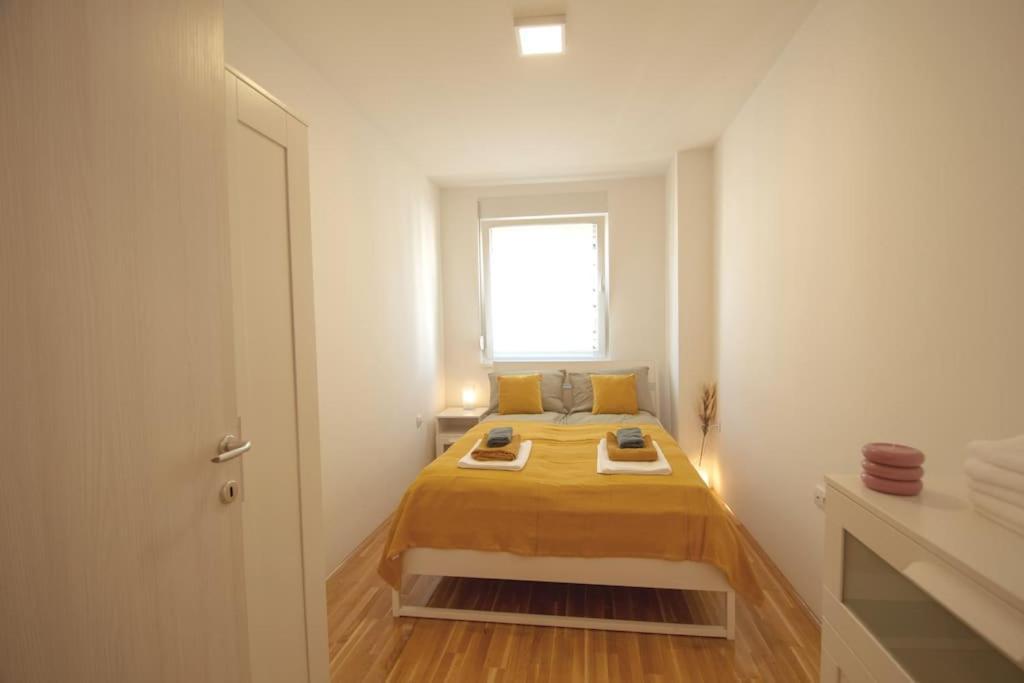 White Fields-Central 2-Bdrm Apartment With Parking โนวีซาด ภายนอก รูปภาพ
