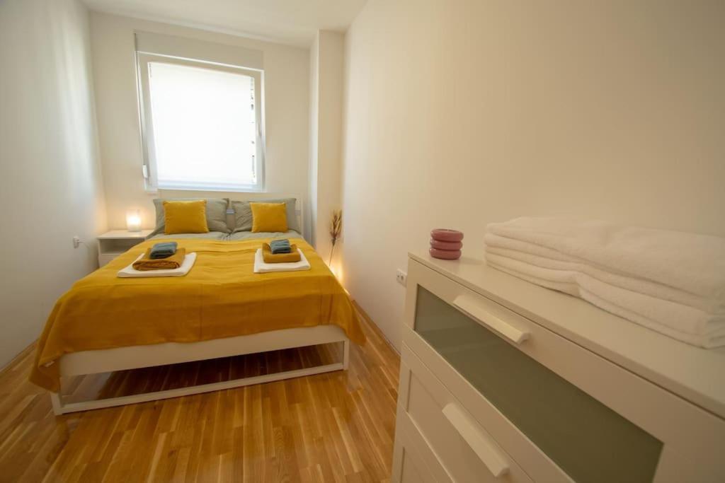 White Fields-Central 2-Bdrm Apartment With Parking โนวีซาด ภายนอก รูปภาพ