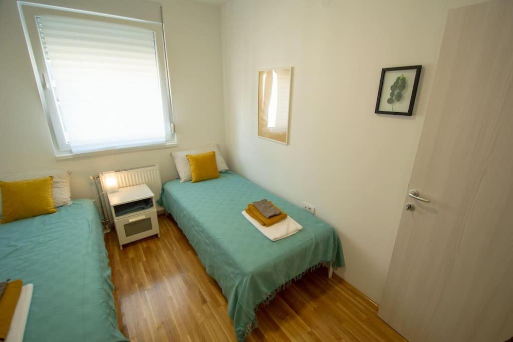 White Fields-Central 2-Bdrm Apartment With Parking โนวีซาด ภายนอก รูปภาพ