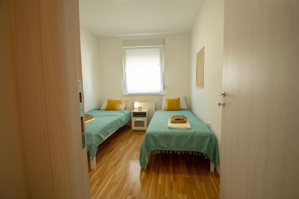 White Fields-Central 2-Bdrm Apartment With Parking โนวีซาด ภายนอก รูปภาพ