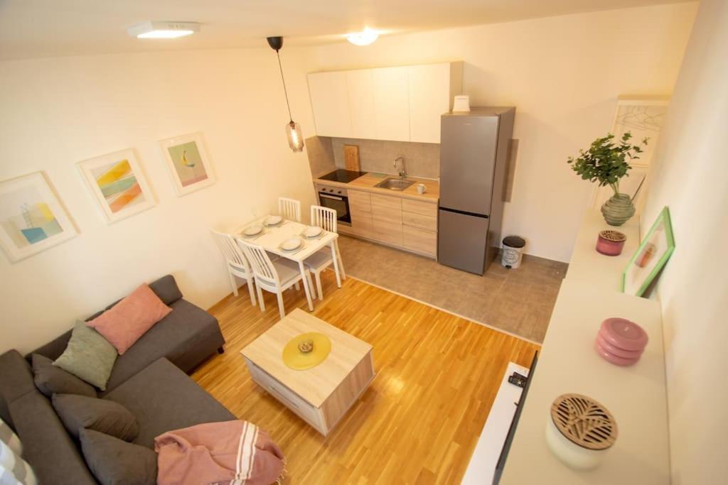 White Fields-Central 2-Bdrm Apartment With Parking โนวีซาด ภายนอก รูปภาพ