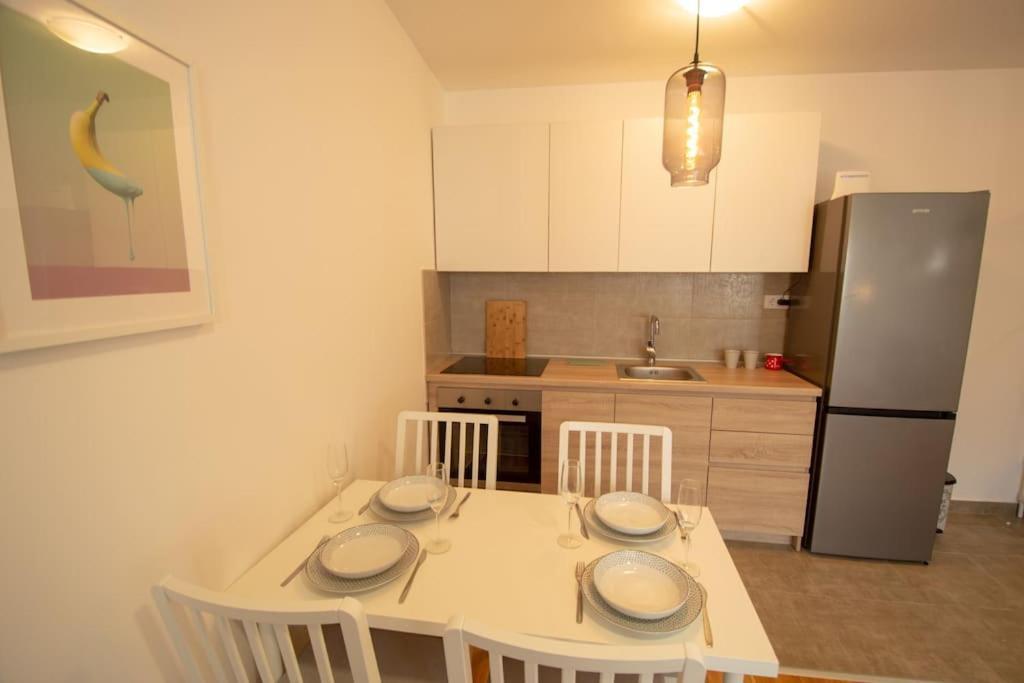 White Fields-Central 2-Bdrm Apartment With Parking โนวีซาด ภายนอก รูปภาพ
