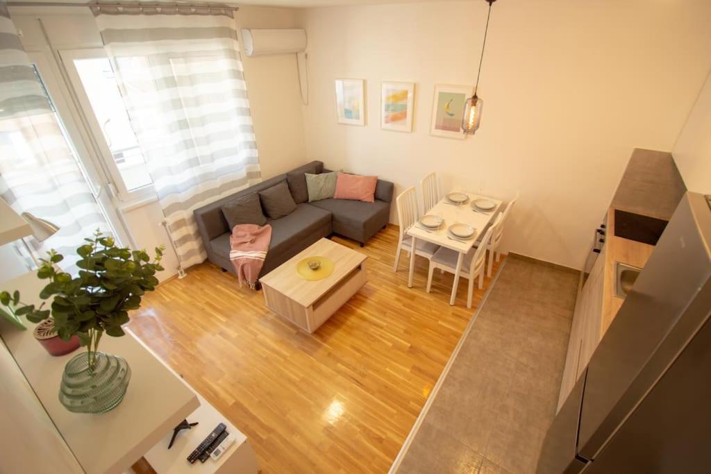 White Fields-Central 2-Bdrm Apartment With Parking โนวีซาด ภายนอก รูปภาพ