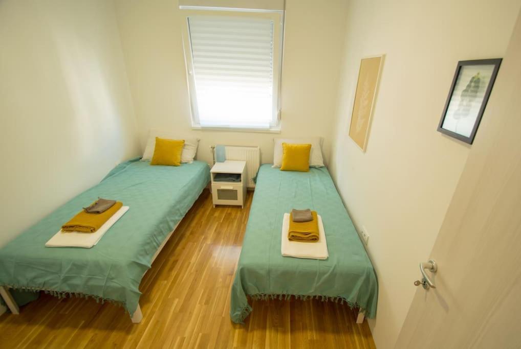 White Fields-Central 2-Bdrm Apartment With Parking โนวีซาด ภายนอก รูปภาพ