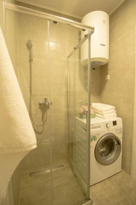 White Fields-Central 2-Bdrm Apartment With Parking โนวีซาด ภายนอก รูปภาพ