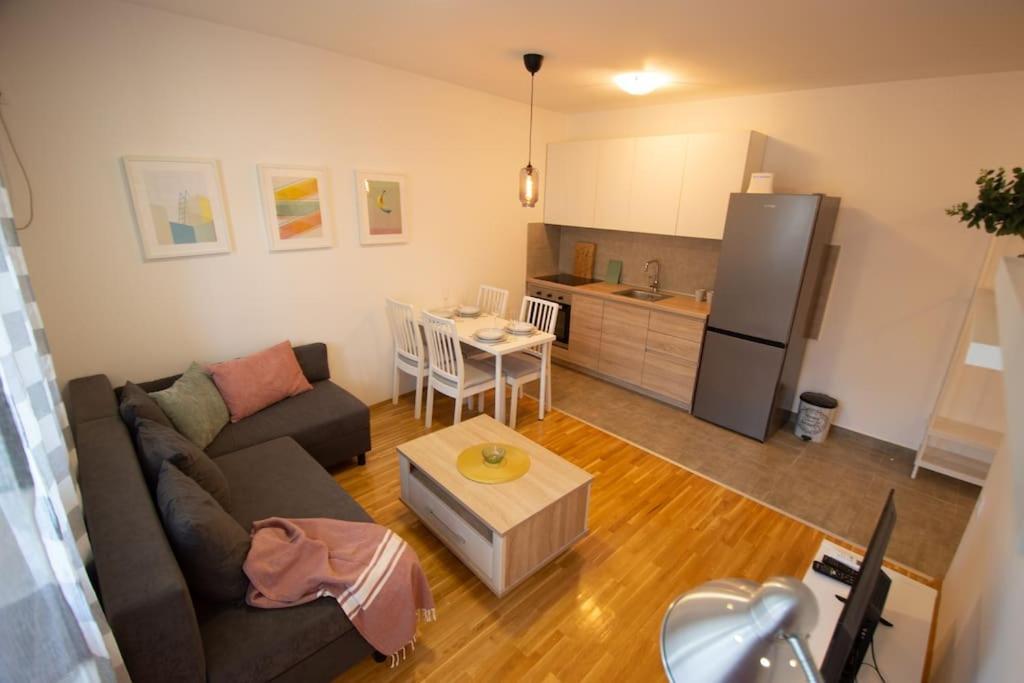 White Fields-Central 2-Bdrm Apartment With Parking โนวีซาด ภายนอก รูปภาพ