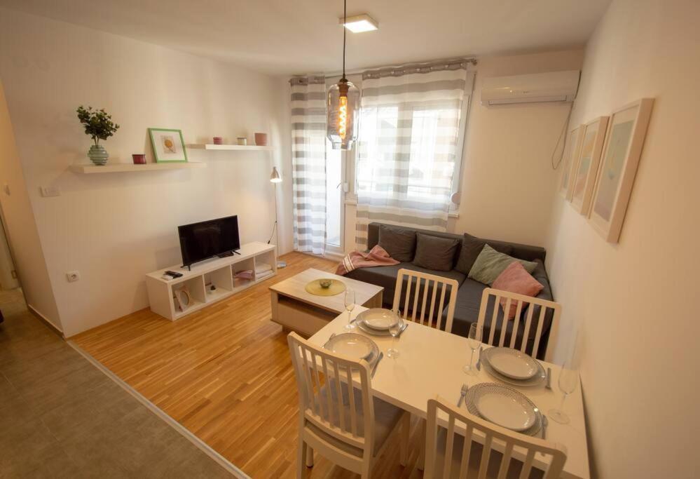 White Fields-Central 2-Bdrm Apartment With Parking โนวีซาด ภายนอก รูปภาพ